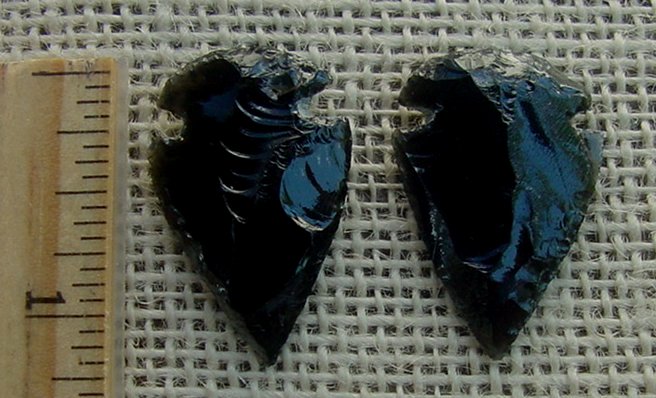 Pair of obsidian arrowheads for making custom jewelry ae173