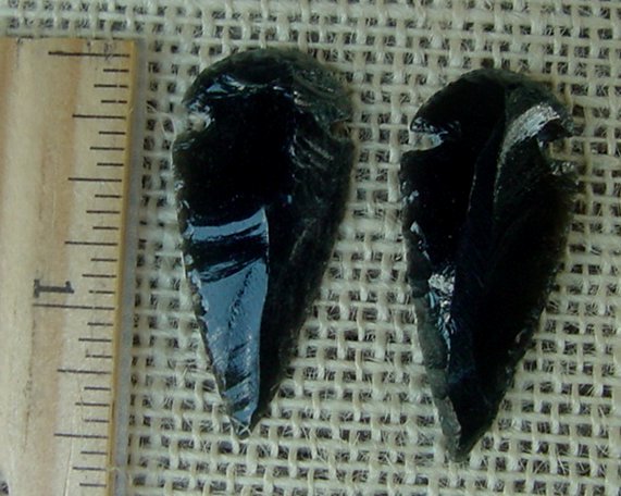 Pair of obsidian arrowheads for making custom jewelry ae229