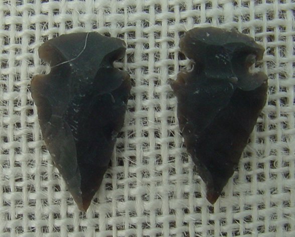 1 pair arrowheads for earrings dark stone replica points sa405